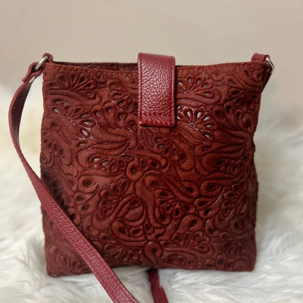 Chic Burgundy Embossed Crossbody Bag - Picture 3 of 9